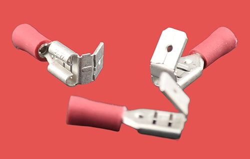 Red insulated piggyback spade connectors for 0.5–1.5mm² wire sizes.